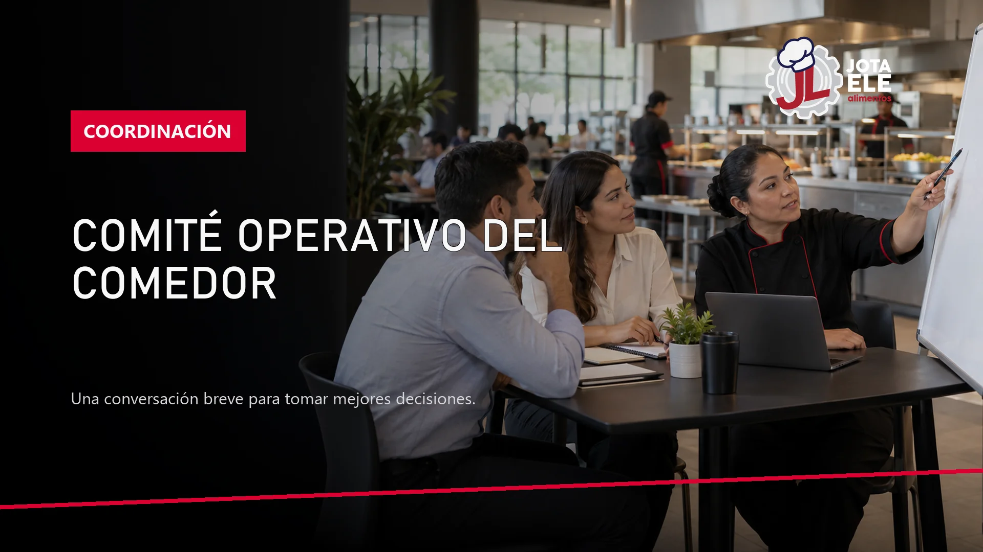 Representantes de Recursos Humanos, Operaciones y comedor revisando acuerdos en una reunión breve.